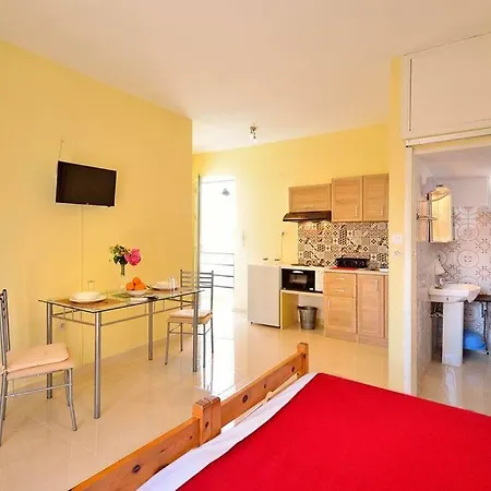 New Town, Downtown Apt 1 Balcony Ac * Rhodes City